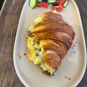 Melt acı soslu kruvasan – cheddar, scramble yumurta ve kavurma