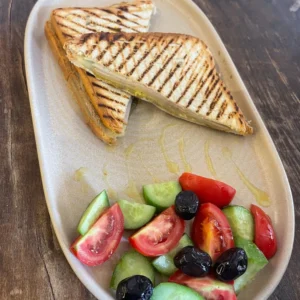 Melt Green Füme Tost – brochin ekmek, avokado sos, kaşar ve hindi füme