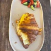 Melt cold soslu kruvasan – cheddar ve kaşar peynir, domates, salatalık ve zeytin