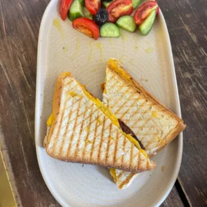 Melt Üç Peynirli Tost – kaşar, cheddar ve labne